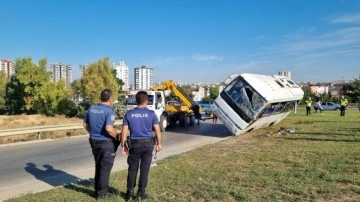 Adana'da feci kaza! İşçi servisi devrildi: 18 kişi yaralandı