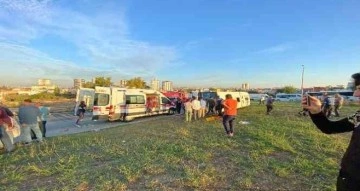 Adana’da işçileri taşıyan midibüs devrildi: 16 yaralı