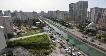 Adana’da otoyol bağlantı yolları kapatıldı, kilometrelerce kuyruk oluştu