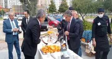 Adana’da ‘Sigara içme, portakal suyu iç’ etkinliği