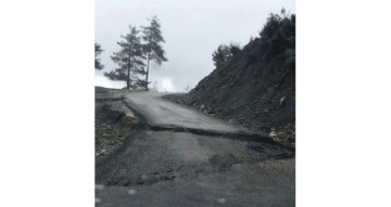 Adana’da yağışlardan sonra yollar çöktü