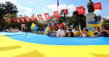 Adana’daki Ukraynalılar Rusya’yı protesto etti