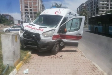 Adıyaman’da ambulans ile otomobil çarpıştı: 2 yaralı