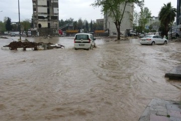 Adıyaman’da sağanak yağış cadde ve sokakları göle çevirdi