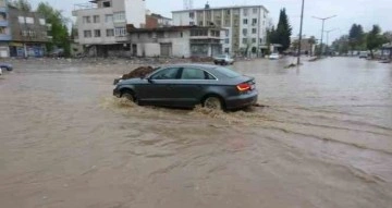 Adıyaman’da şiddetli yağış cadde ve sokakları göle çevirdi