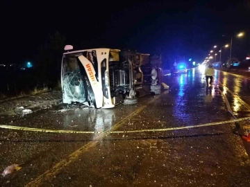 Afyonkarahisar’da midibüs devrildi: 24 kişi yaralandı
