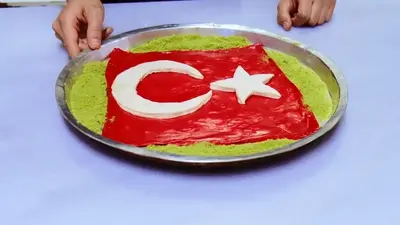 Kilis katmeri Cumhuriyet Bayramı için ay yıldız biçiminde hazırlandı