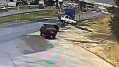 Nizip’te otomobil menfeze savruldu: 2 yaralı kamerada