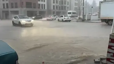 Besni’de yoğun yağış ulaşımı aksattı, yollar suyla kaplandı