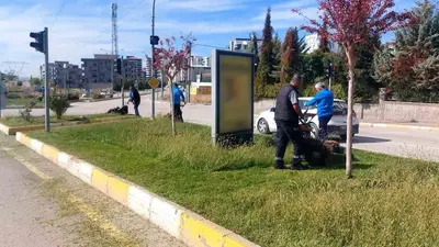 Adıyaman’da park ve refüjlerde mevsimlik bakım çalışması