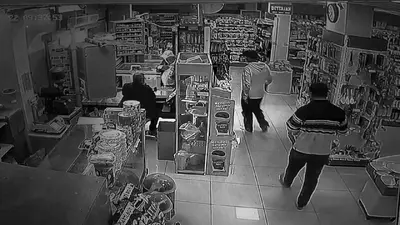 İki işçi boyalı ayakkabılarını kapıda bırakıp markete girdi