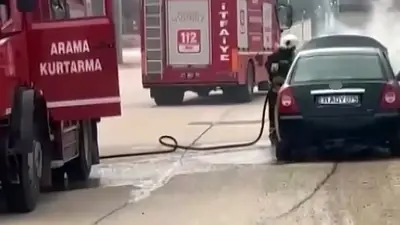 Nurdağı’nda ilerleyen otomobilde motor yangını çıktı