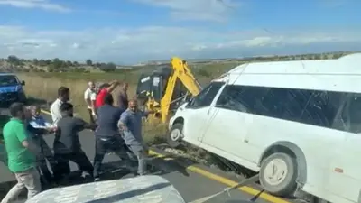 Dar yolda karşı araçla karşılaşan minibüs şarampolde halatlarla kurtarıldı