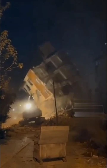 Ağır hasarlı bina, yıkım sırasında iş makinesinin üzerine çöktü; o anlar kamerada