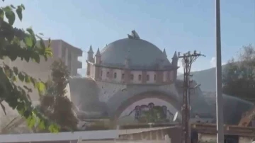 Ağır hasarlı caminin çökme anı kamerada
