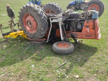 Ağrı’da devrilen traktörün altında kalan yaşlı adam hayatını kaybetti
