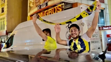 Ağrı’da şampiyonluk kutlamasına Fenerbahçeliler bayraklarıyla katıldı
