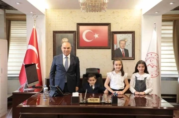 Ağrı’da Vali Mustafa Koç, koltuğunu 2’nci sınıf öğrencisine devretti
