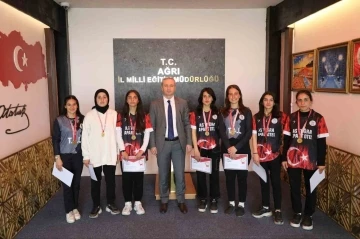 Ağrı Milli Eğitim Müdürü Kökrek, Türkiye Yarı Finallerine gidecek takımı tebrik etti
