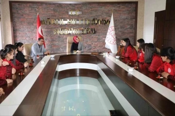 Ağrı Valisi’nin eşi Neslihan Gül Koç, kadın futbolcularla buluştu
