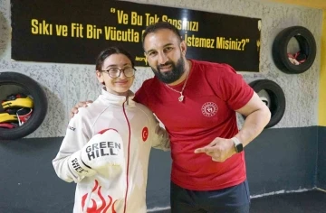 Ailesi balerin olmasını isterken kick boksa merak salan 17 yaşındaki Yağmur, dünyada Türkiye’yi temsil ediyor
