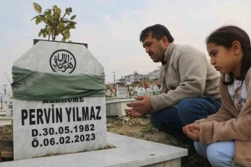 Ailesinden geriye kalan kızıyla, evlatlarının ve eşinin mezarını ziyaret eden acılı baba: “2023’ü hiç unutmayacağız”
