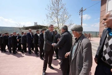 AK Parti Gaziantep milletvekili adayları kapı kapı geziyor.