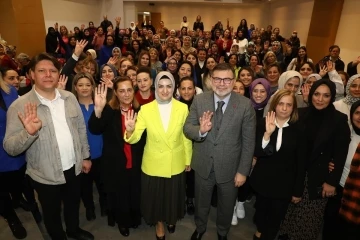 AK Parti İzmir Kadın Kolları’nda devir teslim töreni
