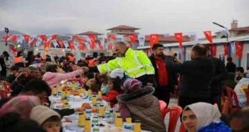 AK Parti Milletvekili Mahir Ünal’dan konteyner kente bayram ziyareti