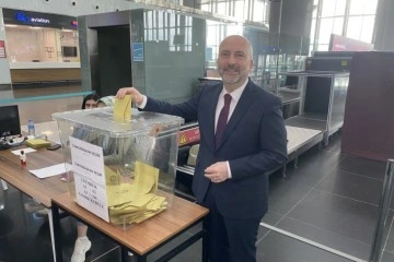 AK Parti Milletvekilleri Sırakaya ve Üçüncü, İstanbul Havalimanı’nda oy kullandı