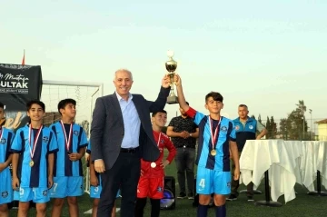 Akdeniz Belediyesi 23 Nisan Futbol Turnuvasında kupalar sahiplerini buldu
