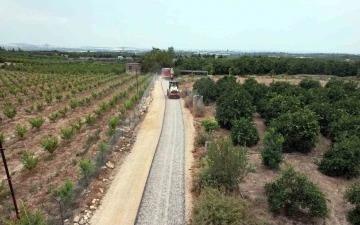 Akdeniz’de bahçe yolları asfaltlanıyor
