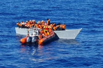 Akdeniz’de sürüklenen teknedeki 117 göçmen kurtarıldı