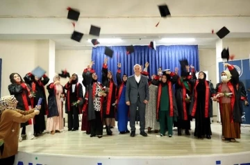 Akdenizli kadınlar cübbe giyip kep atarak mezuniyetlerini kutladı