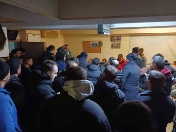 AKSA Çoruh Elektrik’te işçiler işten çıkarılan arkadaşları için il binasında toplandılar
