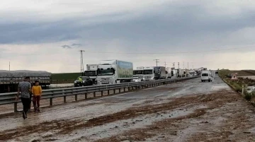 Aksaray’da sel nedeniyle Adana Yolu trafiğe kapatıldı

