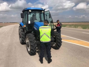 Aksaray jandarma trafikten traktörlere denetim

