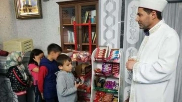 Aksaray'da bir imam camiye teravih namazına gelen çocuklara bisküvi ve şeker ikram ediyor