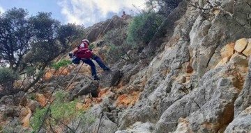 AKUT Marmaris Ekipleri Sarp Kayalıklarda Mahsur Kalan Keçiyi Kurtardı