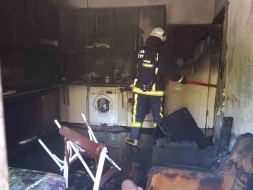 Alanya’da 7 katlı binanın zemininde çıkan yangın evi kül etti
