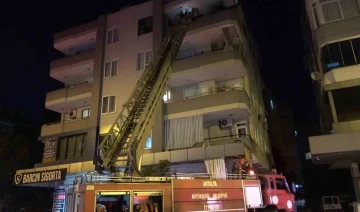 Alanya’da dört katlı binanın en üst katındaki yangın korkuttu
