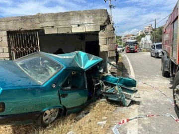Alanya'da Kontrolden Çıkan Araç Yol Kenarındaki Barakaya Çarptı, Sürücü Ağır Yaralandı