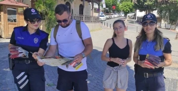 Alanya’da polisten turistlere dört dilde broşür
