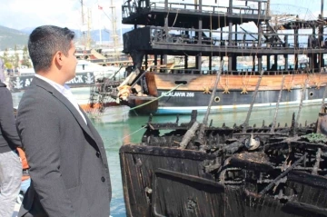 Alanya’da yangında batan teknedeki 2 Türk bayrağı çıkartıldı
