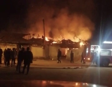 Alaşehir’de ahşap evde çıkan yangın korkuttu
