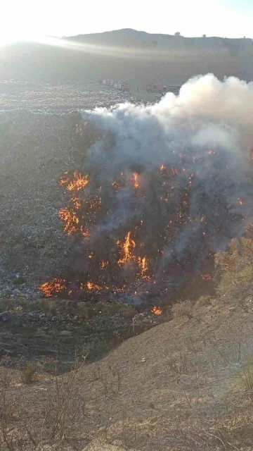Alaşehir’de eski çöp depolama alanında yangın
