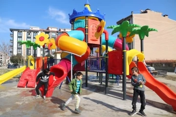 Alaşehir’in parklarına yeni oyun grupları
