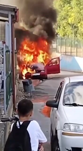 Alev alev yanan otomobilde patlama
