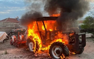 Alev alev yanan traktör demir yığınına döndü
