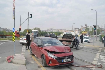 Alibeyköy’de tramvay ile otomobil çarpıştı
